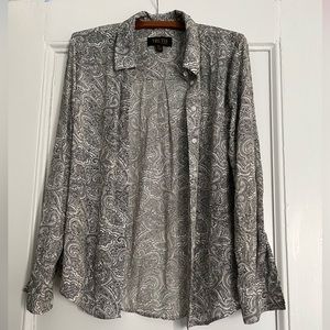 Black & White Paisley Long Sleeve button down
Size Medium